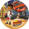 Červený monstertruck Blaze vedle závodníka AJ v bílé kombinéze s přilbou v ruce, jedlý obrázek na dort