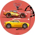 Kulatý jedlý obrázek s Bleskem McQueenem v červeném a žlutou Cruz Ramirez na závodním pozadí, jedlý obrázek na dort