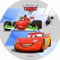 Blesk McQueen a Francesco Bernoulli ze pohádky Cars v závodní scéně s šedo-modrými pruhy, jedlý obrázek na dort