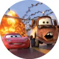 Jedlý obrázek na dort: Blesk McQueen a Burák z Cars utíkají před ohnivým výbuchem s dýmem a plameny v pozadí