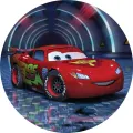 Kulatý jedlý obrázek s červeným závodním autem Blesk McQueen č. 95 projíždějícím modře osvětleným tunelem, jedlý obrázek na dort
