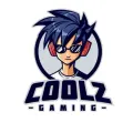 Anime hráč s tmavě modrými vlasy, slunečními brýlemi a červenými sluchátky v kruhovém rámečku s nápisem COOLZ GAMING, jedlý obrázek na dort