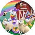 Daisy Duck ve fialových šatech a Kačer Donald na farmě s ovečkami, včelami a červenou stodolou, jedlý obrázek na dort