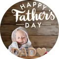 Miminko v mikině s kapucí u dřevěných písmen DAD se srdíčkem, nápis Happy Father's Day, jedlý obrázek na dort