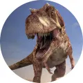 Kulatý jedlý obrázek s hnědým dinosaurem s rohy a otevřenou tlamou na světlém nebi, jedlý obrázek na dort