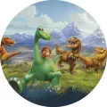 Zelený přátelský dinosaurus Arlo nese chlapce, vedle něj tři tyranosauři v horské krajině pod modrou oblohou, jedlý obrázek na dort