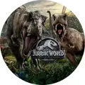 Kulatý jedlý obrázek na dort: dva tyranosauři s otevřenými tlamami se derou zelenou džunglí, uprostřed logo Jurassic World, obrázek na dort