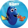 Rybka Dory a klaun Nemo v modrém moři s hladinou nahoře, jedlý obrázek na dort