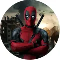 Deadpool v červenočerném obleku se zkříženýma rukama před zničeným městem s kouřem a vrtulníkem, jedlý obrázek na dort