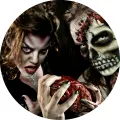 Kulatý jedlý obrázek s upírkou a zombie držícími zakrvácený mozek na tmavém pozadí, obrázek na dort pro Halloween