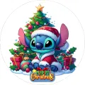 Stitch v červeném santovském kabátku u vánočního stromečku s dárky a nápisem Merry Christmas, jedlý obrázek na dort