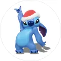 Modrý Stitch v červené vánoční čepici tančí na bílém pozadí, kulatý jedlý obrázek na dort