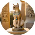 Kočka připomínající bohyni Bastet sedí mezi sloupy s hieroglyfy v teplém zlatém světle, jedlý obrázek na dort