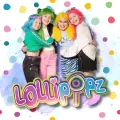 Čtyři zpěvačky Lollipopz v pestrých parukách na pastelovém akvarelovém pozadí s lízátkovým logem, jedlý obrázek na dort