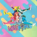 Tři členky skupiny Lollipopz v pastelových parukách na geometrickém pozadí s logem s lízátkem, jedlý obrázek na dort