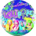 Kulatý jedlý obrázek s kapelou Lollipopz v barevných parukách a duhovým nápisem na modrém pozadí, obrázek na dort