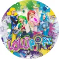 Kulatý jedlý obrázek se čtyřmi zpěvačkami skupiny Lollipopz v barevných parukách, s notami a logem na pestrém pozadí, jedlý obrázek na dort