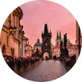 Karlův most s květy a Staroměstskou věží za růžového večera, jedlý obrázek na dort