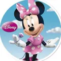 Myška Minnie v růžových šatech s bílou mašlí a prstýnkem na modrém pozadí s obláčky, jedlý obrázek na dort