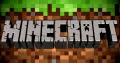 Ikonické kamenné logo Minecraft na pixelovém travnatém pozadí, jedlý obrázek na dort