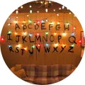 Abeceda s barevnými světýlky na zdi ze seriálu Stranger Things, jedlý obrázek na dort