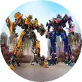 Transformers Bumblebee a Optimus Prime ve městě, jedlý obrázek na dort
