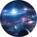 Vesmír s modrými a fialovými galaxiemi, hvězdami a planetou, jedlý obrázek na dort
