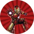 Superhrdina Iron Man v akční póze na červeném paprskovitém pozadí, jedlý obrázek na dort