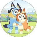 Kreslené fenky Bluey a Bingo v objetí na zahradě, kulatý jedlý obrázek na dort