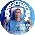 Erling Haaland v dresu Manchester City a klubové logo, kruhový jedlý obrázek na dort.