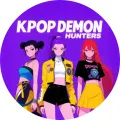 Tři anime hrdinky K-Pop Demon Hunters na fialovém pozadí, jedlý obrázek na dort