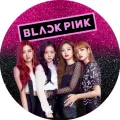 Členky skupiny Blackpink na růžovo-černém třpytivém pozadí, jedlý obrázek na dort