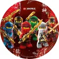 Lego Ninjago hrdinové se zlatými zbraněmi na červeném pozadí, jedlý obrázek na dort