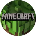 Kamenné logo Minecraft na pozadí zelených pixelových kostek, jedlý obrázek na dort
