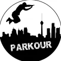 Černobílá silueta parkouristy skákajícího nad městem, jedlý obrázek na dort