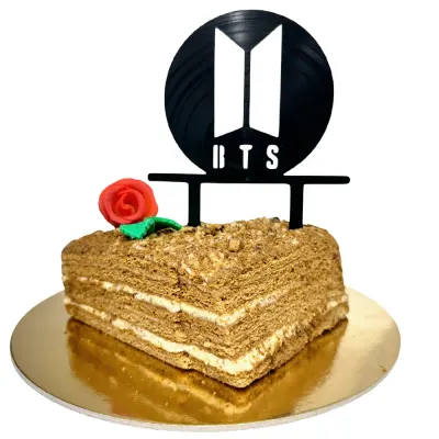 Dortová dekorace BTS logo na dort – 3D zápich z vlastní výroby