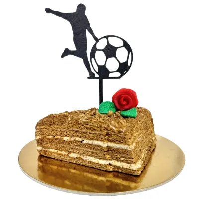 Dortová dekorace FOTBALISTA S MEGA MÍČEM – 3D zápich z vlastní výroby