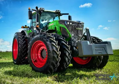 Traktor – zelený na poli – obdélníkový jedlý papír na dort