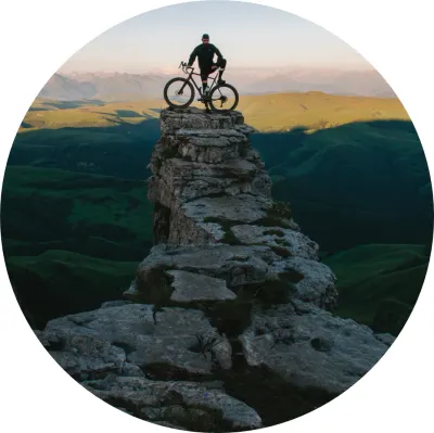 Cyklista – na vrcholu skalního útesu – jedlý papír na dort