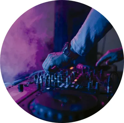 DJ – ruce na mixážním pultu a světla – jedlý papír na dort