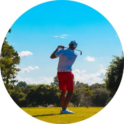 Golf – hráč v červených šortkách po odpalu – jedlý papír na dort