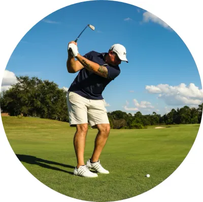 Golf – hráč v nápřahu s míčkem na greenu – jedlý papír na dort