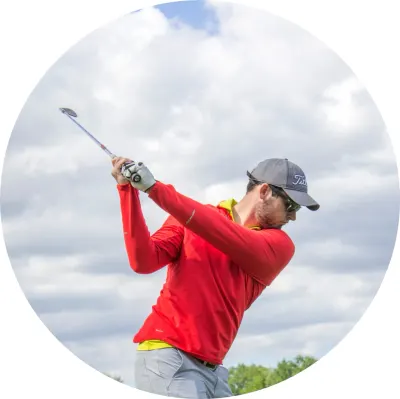 Golf – golfista v červeném triku ve švihu – jedlý papír na dort
