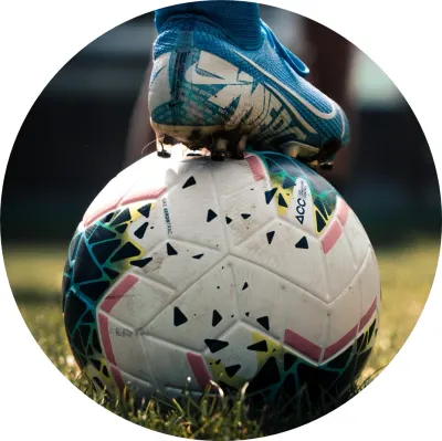 Fotbal – modrá kopačka na míči na trávníku – jedlý papír na dort