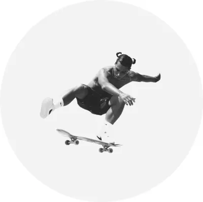 Skateboard – černobílý skok na bílém pozadí – jedlý papír na dort