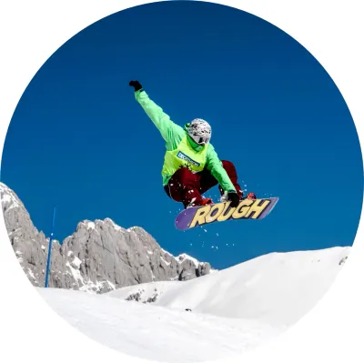 Snowboard – jezdec v zelené bundě ve vzduchu – jedlý papír na dort