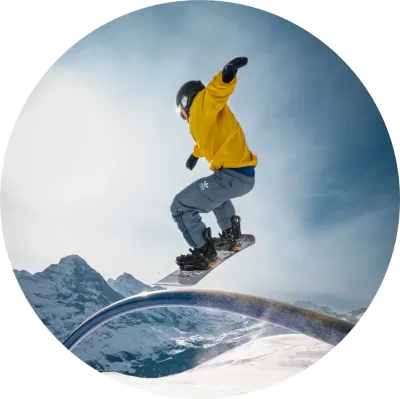 Snowboard – jezdec ve žluté bundě na railu – jedlý papír na dort