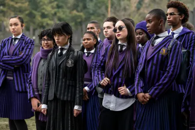 Wednesday – se studenty na nádvoří Nevermore – obdélníkový jedlý papír na dort