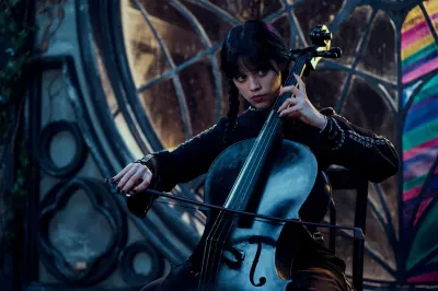Wednesday – hrající na violoncello u okna – obdélníkový jedlý papír na dort