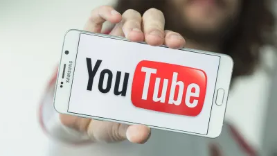 YouTube – ruka se smartphonem a logem – obdélníkový jedlý papír na dort